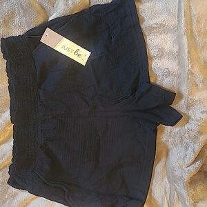 JUST BE, Black Crinkle Woven Shorts, Size Juniors 1X, 100% cotton, pockets. NWT!